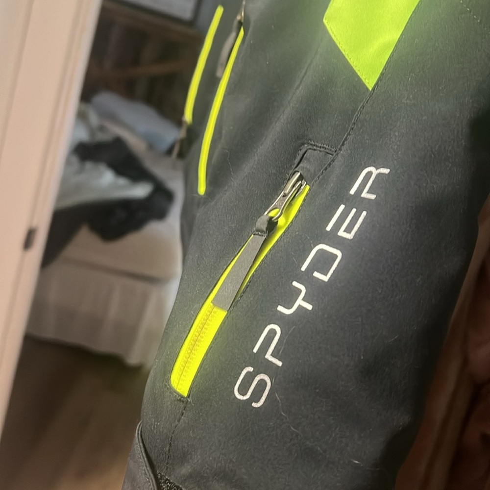 Ski / winter coat.  Worn twice. No marks or stain’s.